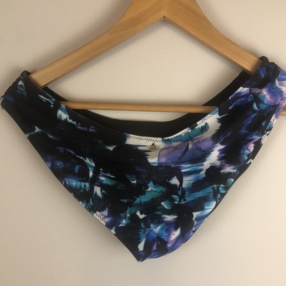 NWT Fabletics Olivia Reversible Bikini Swim Bottoms Monarch Print Sz S Swimwear - Picture 6 of 16